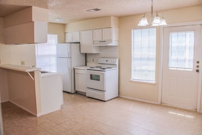 Building Photo - 2-Bedroom Duplex in Edison