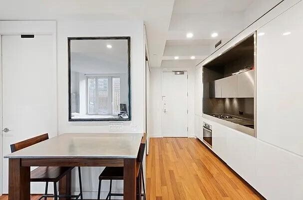 Building Photo - 15 S William St