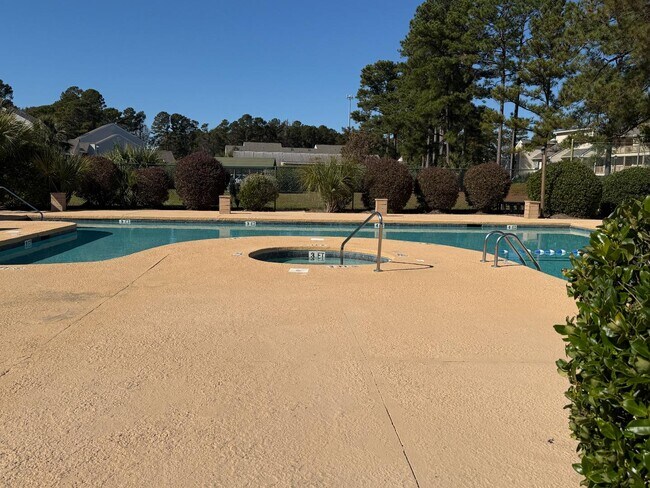 Building Photo - 1095 Plantation Dr W