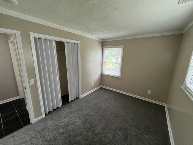 Building Photo - Nice One-Level 3 Bedroom 1.5 Bath Home