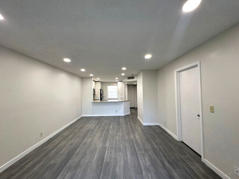 Building Photo - 8820 Royal Palm Blvd
