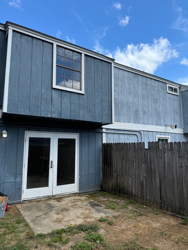 Building Photo - Freshly Updated, Cozy 2 bed 1.5 Bath Townh...