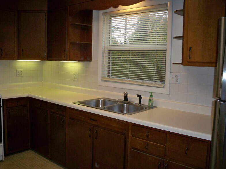 Building Photo - 1501 W Iles Ave