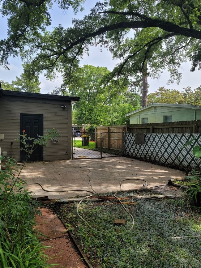 Building Photo - Renovated 3/2 in Cedar HIlls