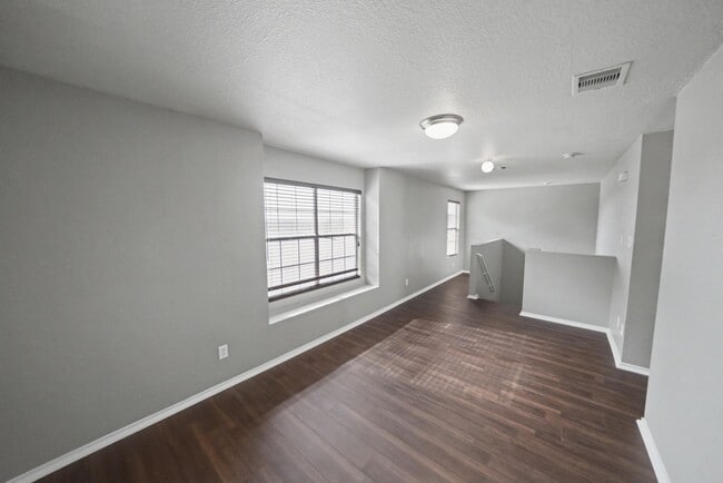 Building Photo - Spacious Cul-de-Sac Home with Greenbelt Privacy - Realtor Commission: $500