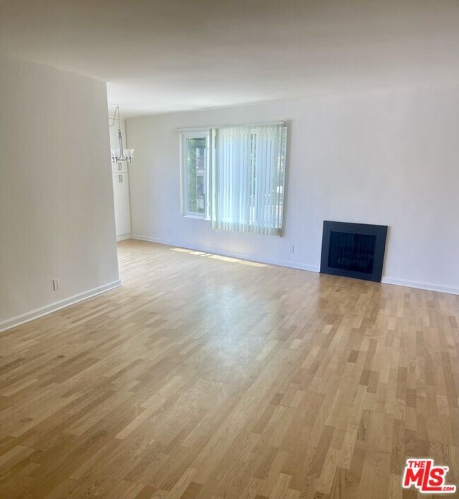 Building Photo - 1097 S Bedford Dr