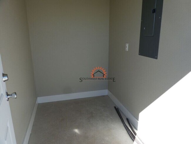 Building Photo - Spacious 2 bedroom 2 bath Duplex.