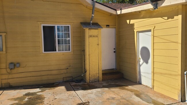 Building Photo - **2 Bdrms 1 Bath Detached Duplex in Hemet, CA**