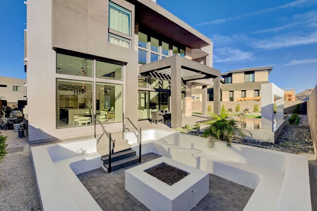 Building Photo - Mesa Ridge Luxury Oasis Feathertop