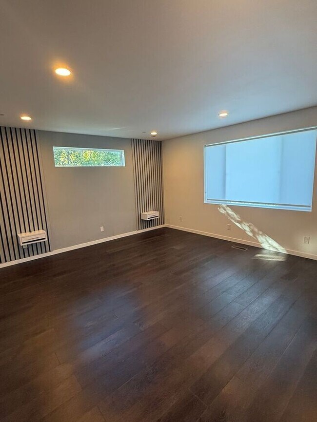 Building Photo - Stunning 4-bedroom, 3-bathroom home