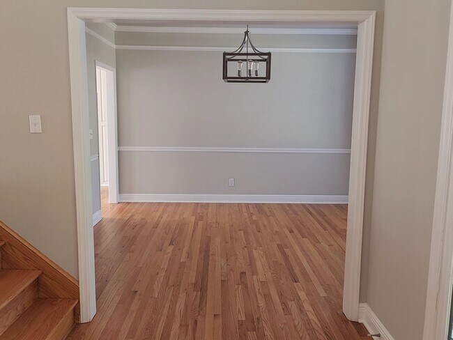 Building Photo - Lakeview Home!