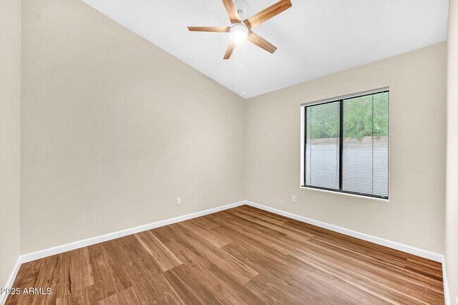 Building Photo - 3124 E Roveen Ave