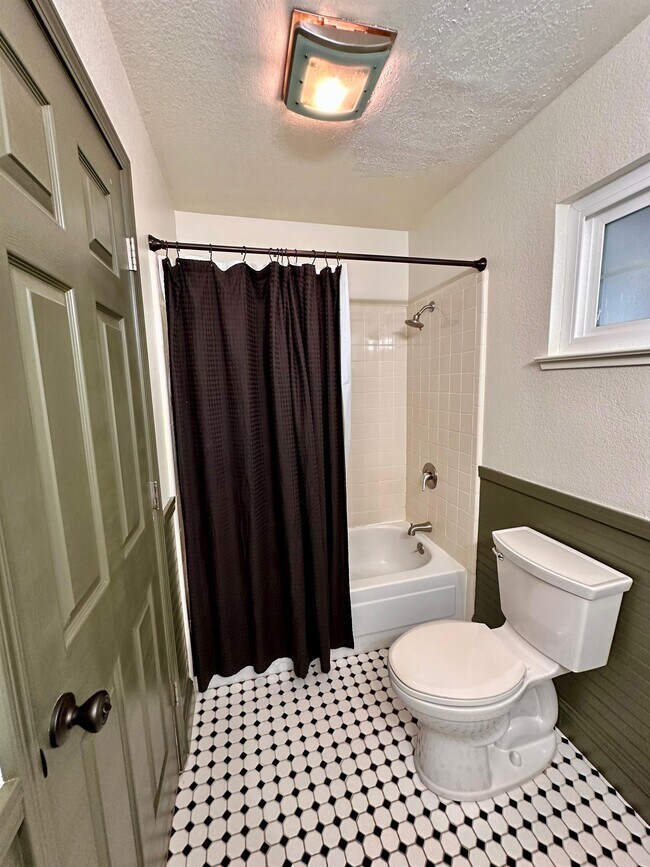 Building Photo - 148 Castlemont Dr