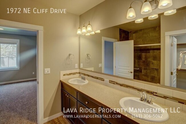 Building Photo - 1972 NE Cliff Dr