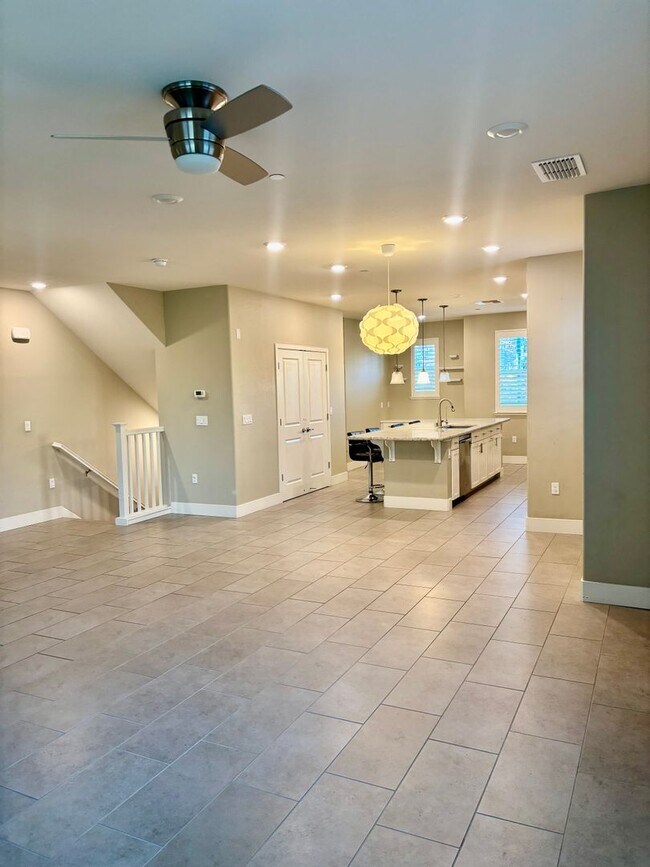 Building Photo - Must see beautiful and large Townhome in Dublin- Close to Everything!