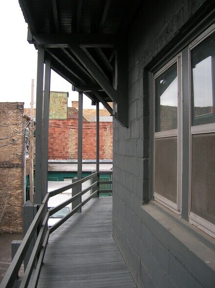 Building Photo - 412 Pleasant St