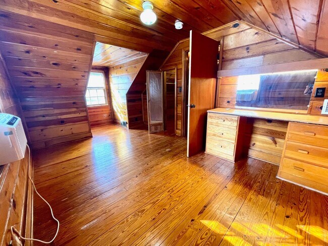 Building Photo - Very Unique 5 Bedroom Home on Large Lot