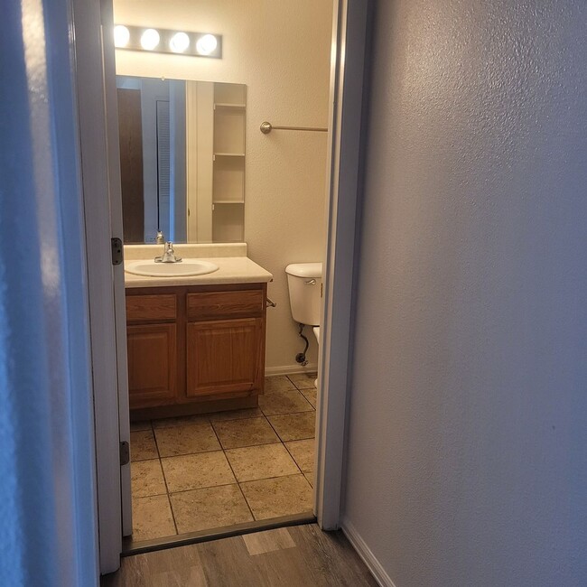 Building Photo - 3 Bed 2 bath upstairs unit
