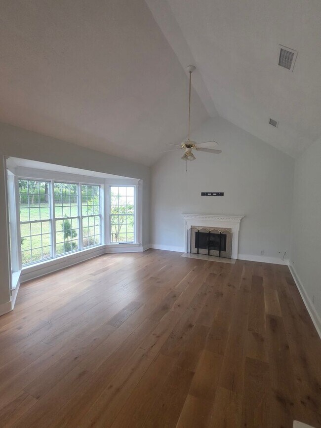 Building Photo - Beautifully remodeled home in LaVergne