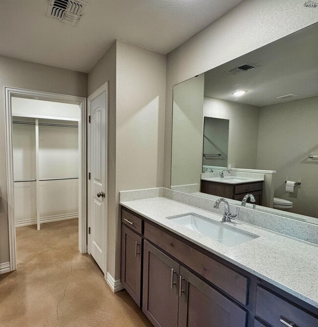 Building Photo - 406 E China St