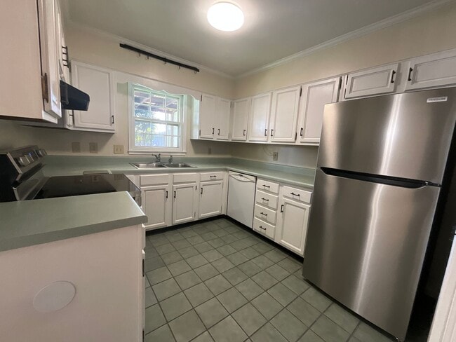 Building Photo - Lovely 3 Bedroom End Unit in Battle Forest!