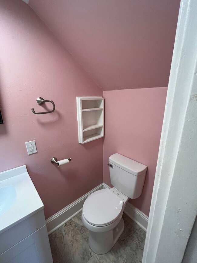 Building Photo - 3 Bedroom || 1.5 Bathroom Home