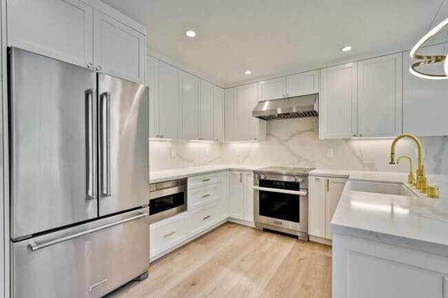 Building Photo - Beautiful and spacious 3 bedroom 2.5 bath ...