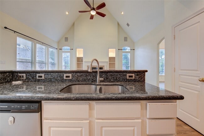 Building Photo - 2915 Monet Dr