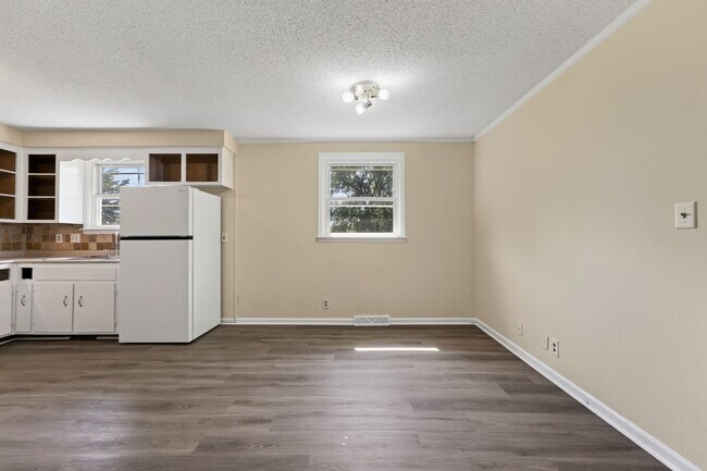 Building Photo - 573 Waldorf Dr