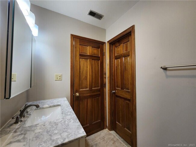 Building Photo - 11 Sherman Ln