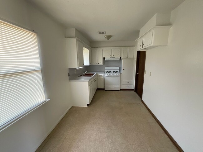 Building Photo - 3 bed, 1.5 bath, 1 car garage