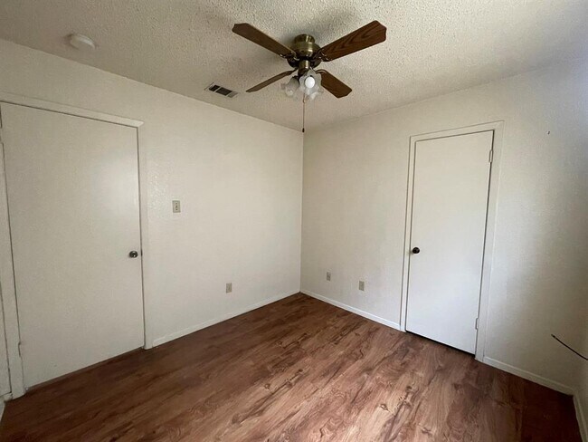 Building Photo - 2507 Sweet Clover Dr
