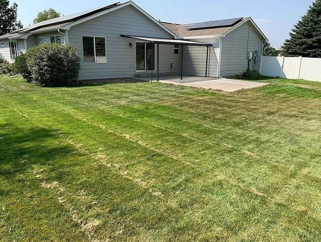 Building Photo - Spacious Single-Family Home in Established Wellington Neighborhood
