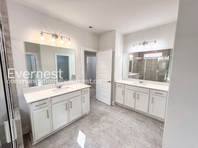 Building Photo - Spacious 4Beds 3.5Bath Single Family Rental with Modern Amenities / Available Now!