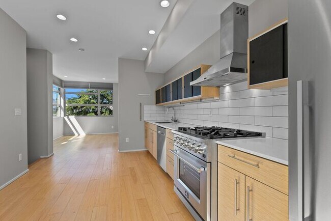 Building Photo - Gorgeous VIEW Townhome w/ 2 Master Suites in Coveted Eastlake