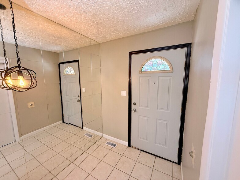 Building Photo - 11849 Ontario Dr