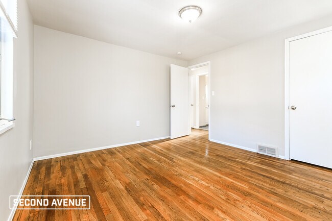 Building Photo - 136 College Park Dr