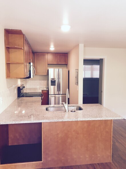 Building Photo - 7010 California Ave SW