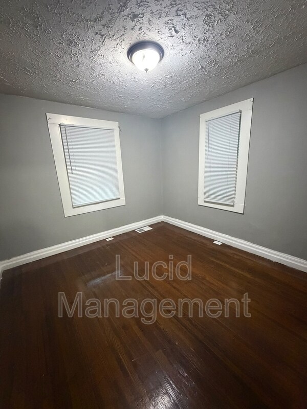 Building Photo - 724 W Evelyn Ave