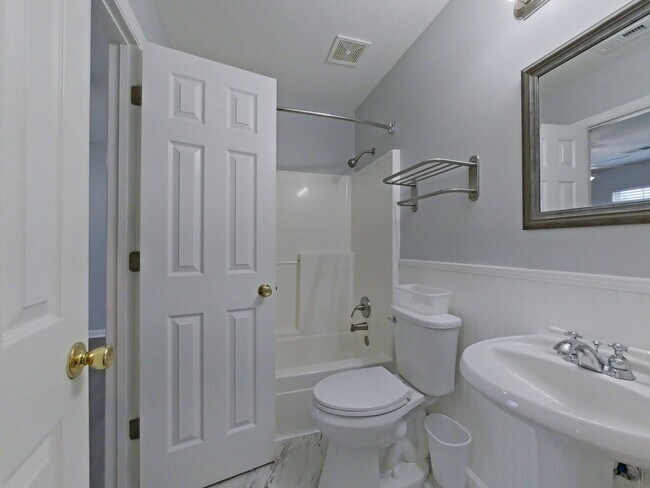 Building Photo - Updated 2 bed-2 bath townhome available NOW