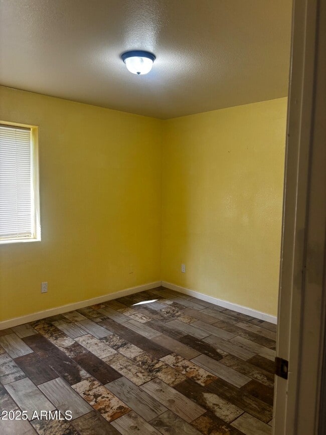 Building Photo - 814 E 13th St