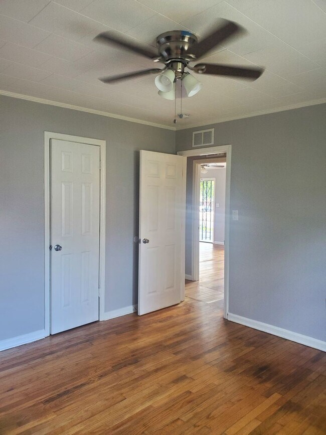 Building Photo - North Franklin Duplex