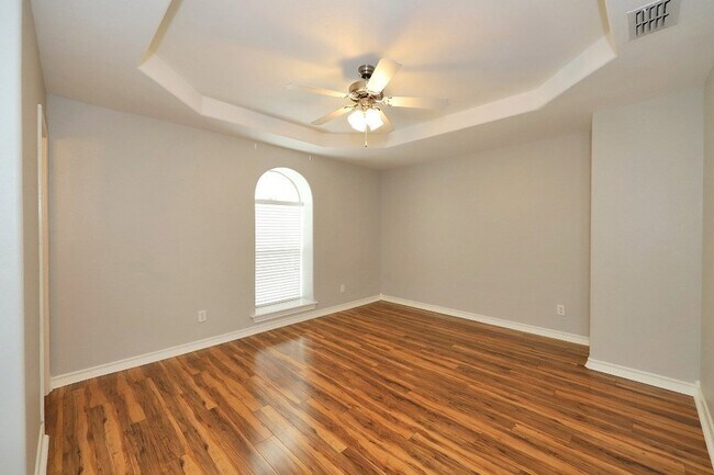 Building Photo - 1000 Ranchway Dr