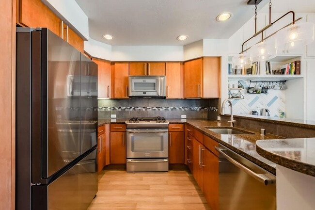 Building Photo - Modern Art Deco Two Bedroom Condo in Nob Hill
