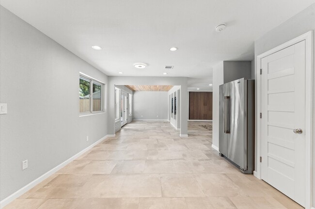 Building Photo - 10714 Deerwood Rd