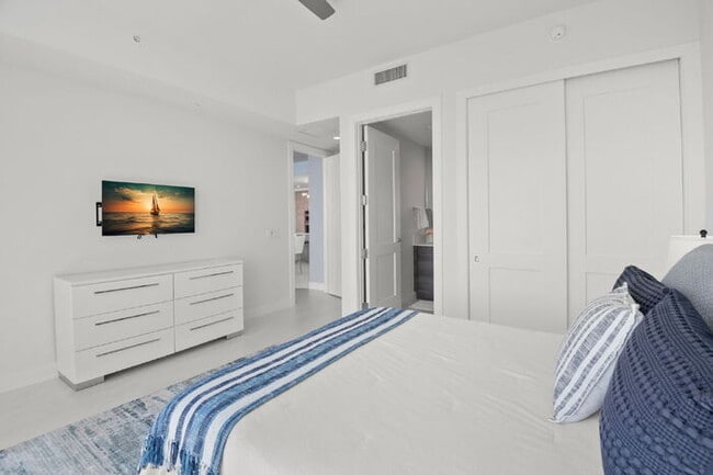 Building Photo - LUXURY Fully Furnished Condo in Saltaire For Rent!