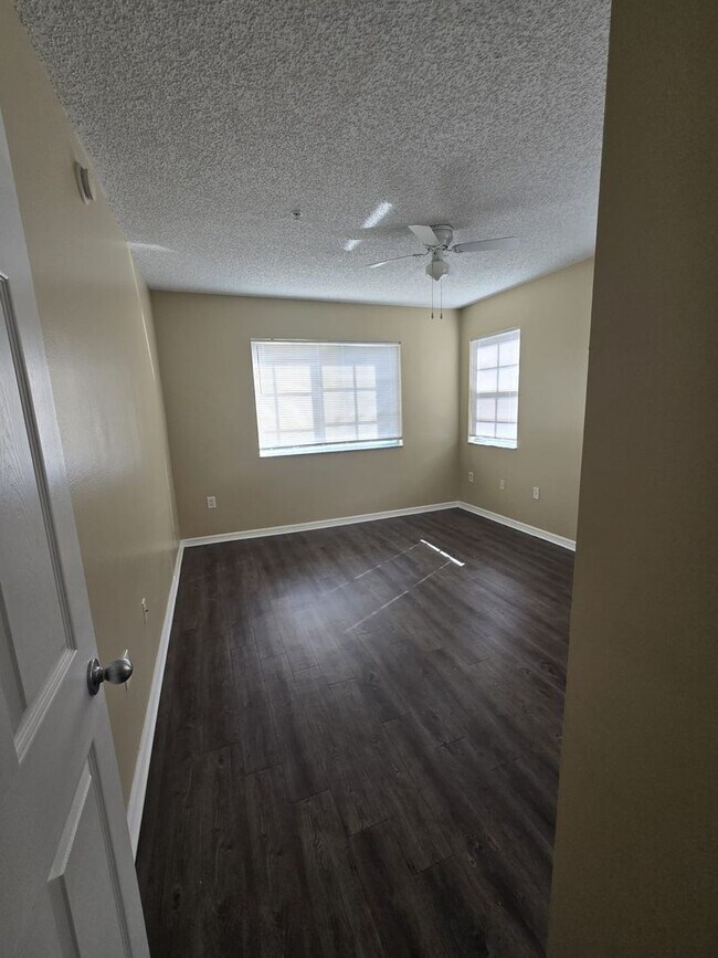 Building Photo - RESORT STYLE, BEAUTIFUL 2 BEDROOM AND 2 BATHROOMS ON THE TOP FLOOR