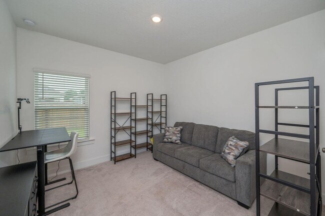 Building Photo - 3 Bedroom plus office/flex space in Crestv...