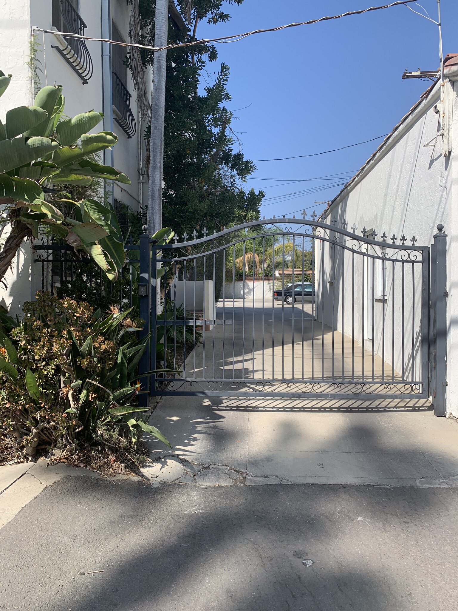 Building Photo - 802 N Sweetzer Ave