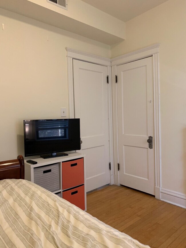 Building Photo - 1427 W Berwyn Ave